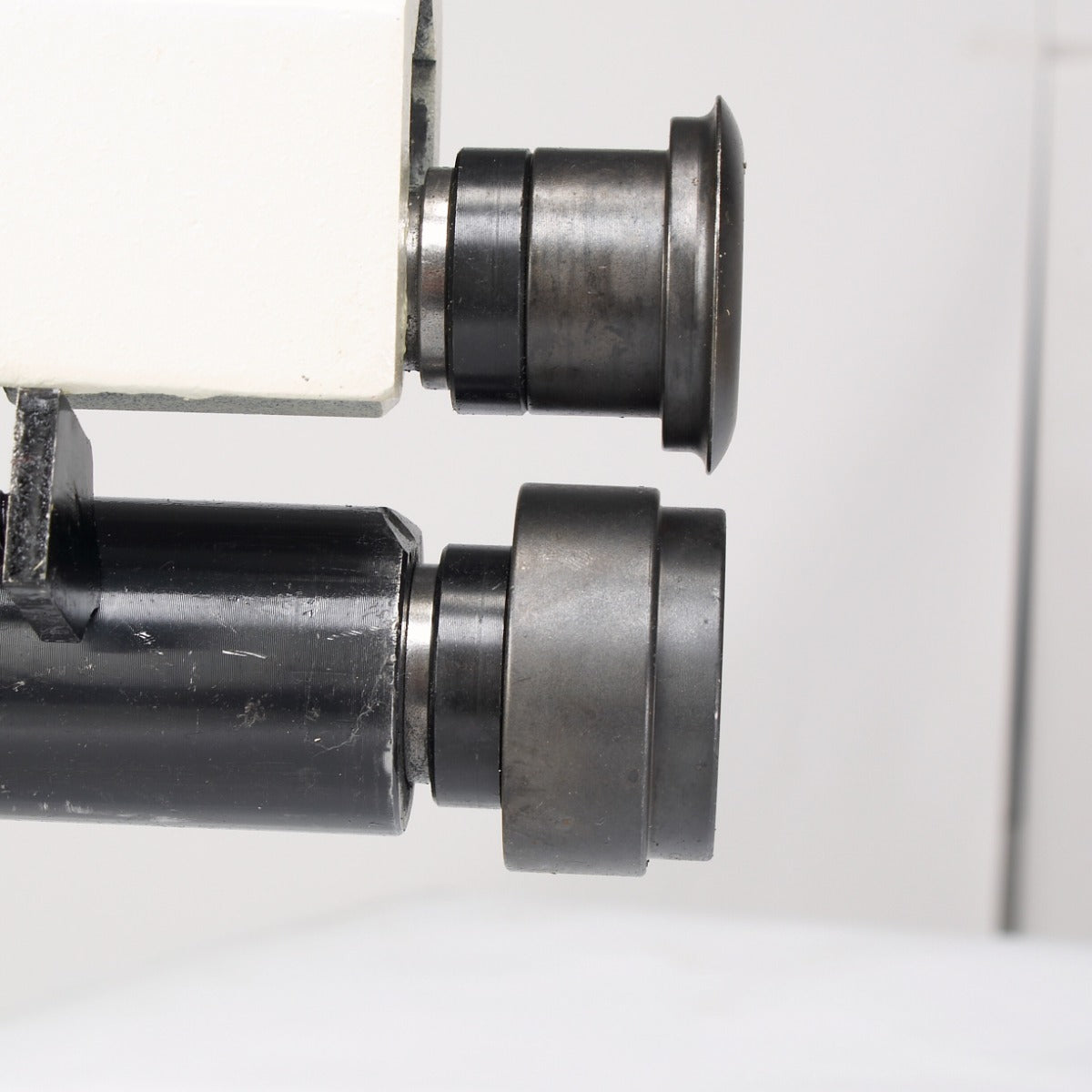 Baileigh BR-22; Manually Operated Bead Roller, 22 Gauge Maximum Capacity,  7" Throat Depth 1000936